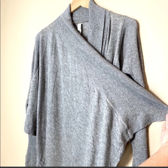 Lululemon Zen Wrap in Grey size 4 - Picture 4 of 7